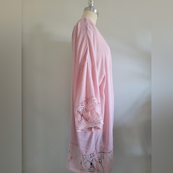 Lace trimmed robe in soft pink flowy fabric - Picture 2 of 6